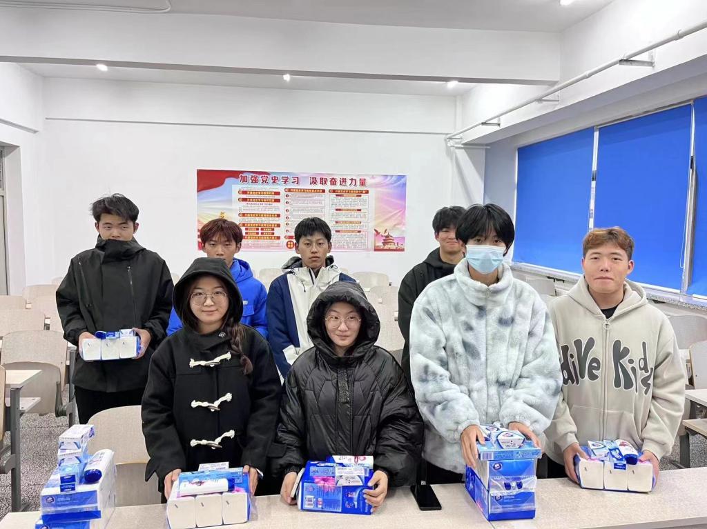 在运动场组织开展了素质拓展活动