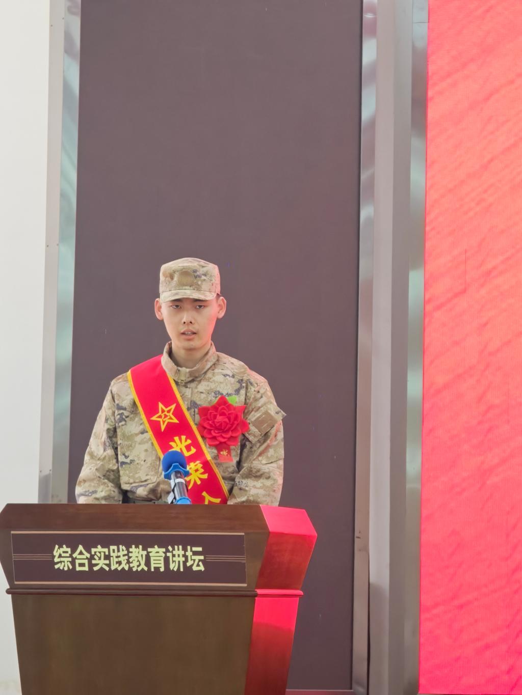 轻工学子披戎装